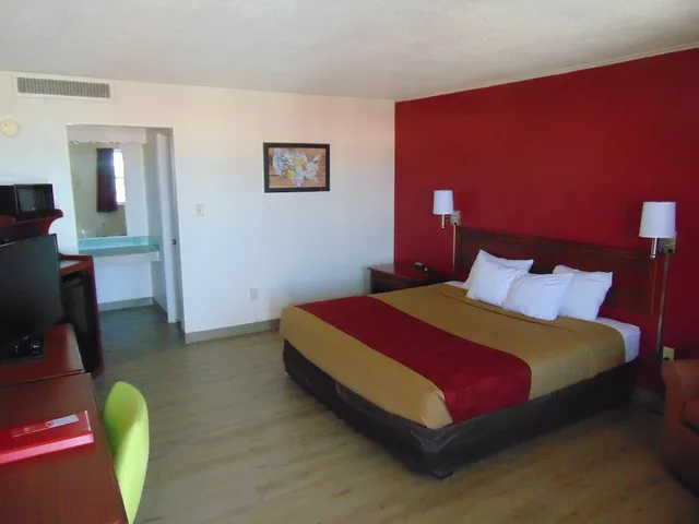 غرفة بسرير كينج لذوي الإعاقة، Econo Lodge Williamsport 1/5