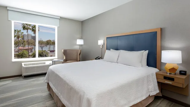 غرفة بسرير مزدوج بإطلالة لذوي الإعاقة، Hampton Inn and Suites San Diego Airport Liberty Station 2/4