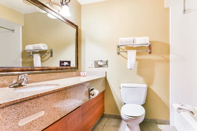 2 Queen Bed, Oyo Townhouse Oklahoma City Airport 5/7