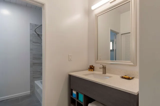 غرفة قياسية كبيرة بسرير كينج مع أريكة، Best Western Plus Santa Barbara 6/6