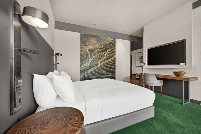 جناح جونيور، Hilton Porto Gaia 2/5