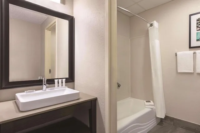 جناح استوديو بسريرين كوين مع أريكة، Country Inn and Suites by Radisson, Port Clinton, OH 3/3