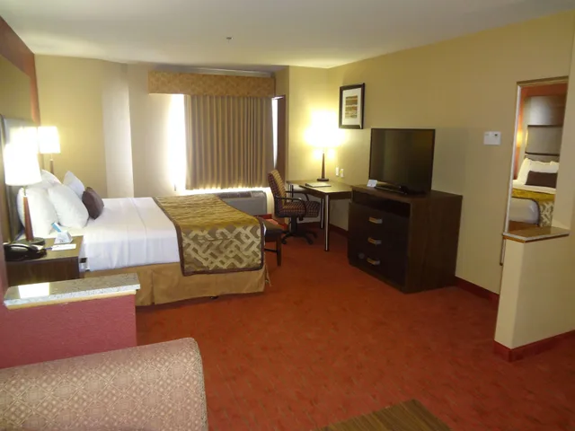 جناح بسرير كينج مع أريكة بحوض جاكوزي، Best Western Plus Woodland Hills Hotel Suites 2/5