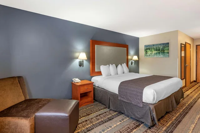 غرفة بسرير كينج بحوض جاكوزي، Best Western Newberg Inn 5/10