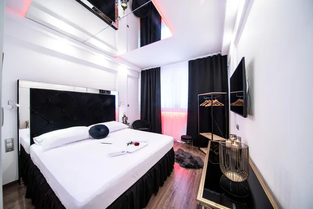 Elegant, King Bed, Pool Access، Hotel Aura Design & Garden Pool 2/10