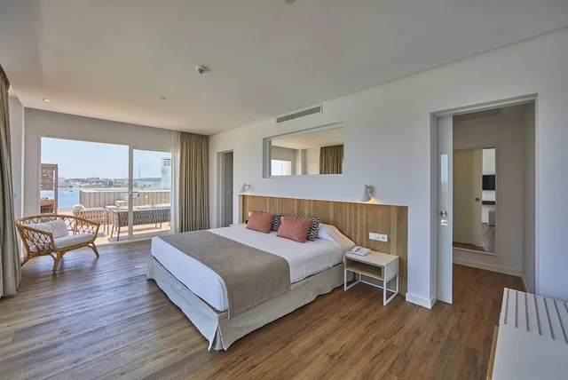 جناح جونيور بمسبح خاص، Ponent Mar Aparthotel 1/5