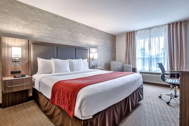 غرفة تنفيذية بسرير كينج، Comfort Inn and Suites South Calgary 1/2