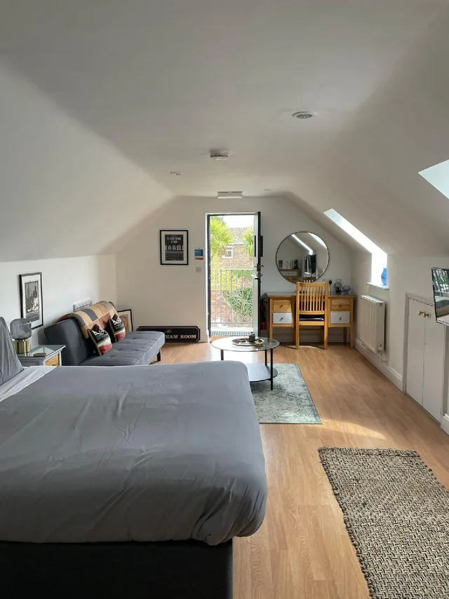 Room, Double Bed, Back Side، Cherry Tree Pub 1/1
