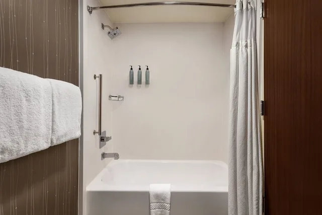 غرفة بسرير كينج بشرفة، Courtyard By Marriott Tupelo 7/10