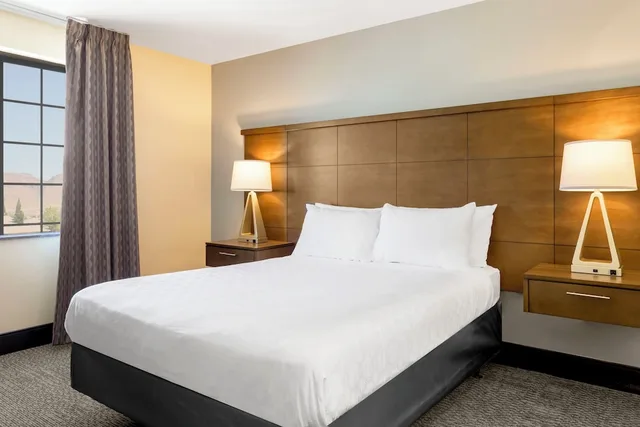 جناح بسرير كوين بغرفة نوم واحدة بمطبخ لذوي الإعاقة، Staybridge Suites Reno 2/3