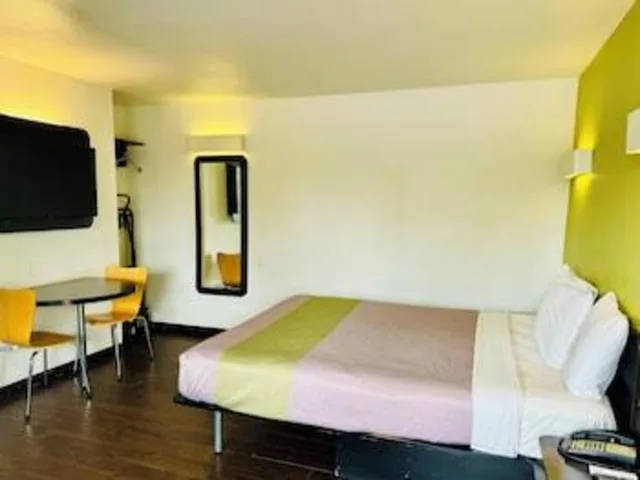 غرفة بسرير كينج، Motel 6 Monterey Downtown 3/10