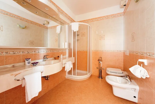 غرفة كومفورت بسرير كوين، Hotel Maderno 2/3