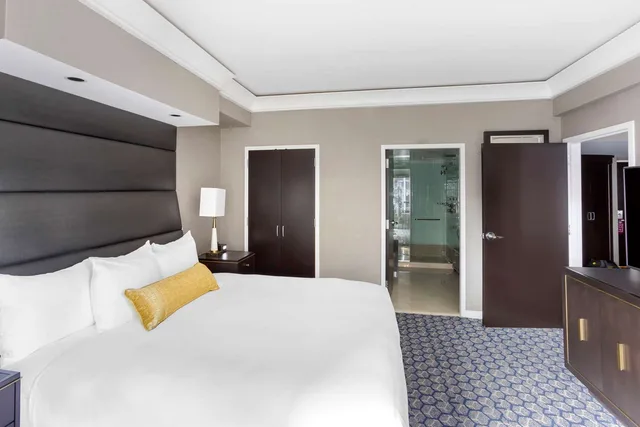 جناح بسرير كينج بغرفة نوم واحدة مع أريكة، Hilton Club New York 1/3