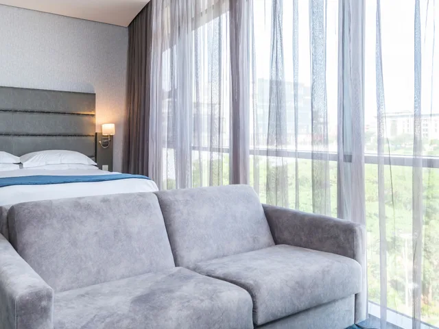جناح جونيور بسرير كينج مع أريكة، aha Gateway Hotel 2/3