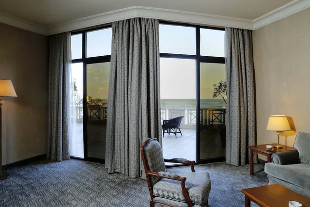 جناح بريميوم جونيور بسرير كينج بإطلالة على البحر، Bayview Hotel, Beirut 4/5
