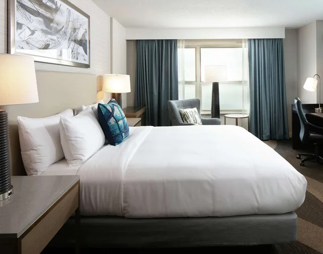 غرفة تنفيذية بسرير كينج مع دخول الصالة، Hilton Madison Monona Terrace 1/1