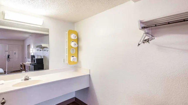 1 King Bed - Non-Smoking, Motel6 Anniston, AL 5/5