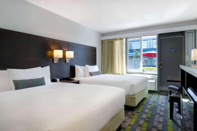 غرفة سوبيريور بسريرين كوين بإطلالة على المسبح، Days Inn by Wyndham Victoria Airport Sidney 1/1