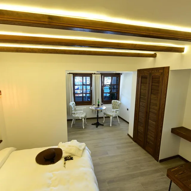 غرفة بسرير مزدوج بإطلالة على البحر بشرفة، Mets Boutique Hotel 7/7