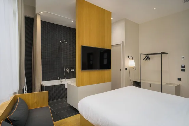 غرفة سيغنتشر بسرير كوين بحوض استحمام، MAISON NO 2/10