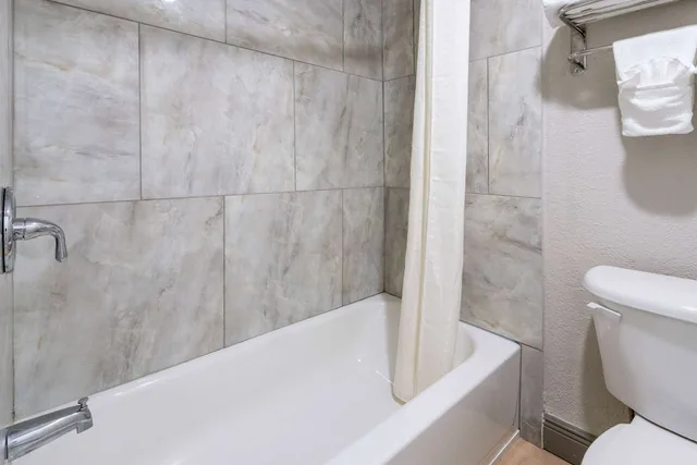 غرفة قياسية بسرير كينج لذوي الإعاقة، Travelodge by Wyndham Kingsland GA 4/4