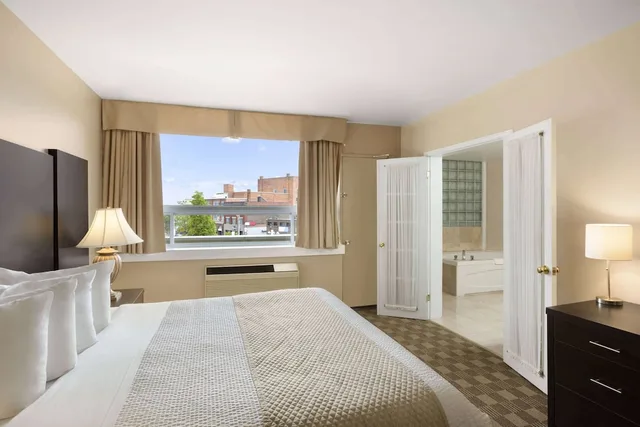 جناح بسرير كينج، Days Inn & Suites by Wyndham North Bay Downtown 1/3