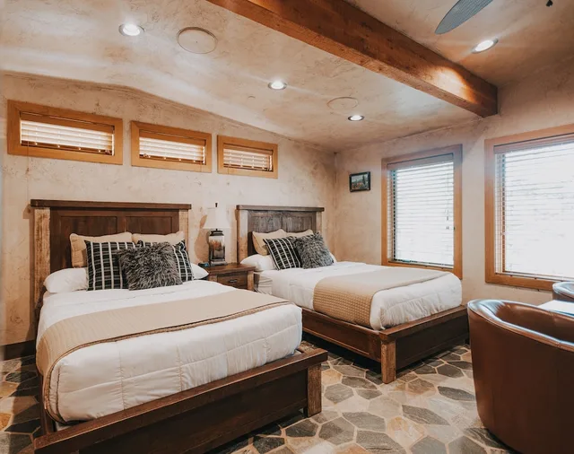 غرفة قياسية بسريرين كوين، Cougar Ridge Lodge 1/2
