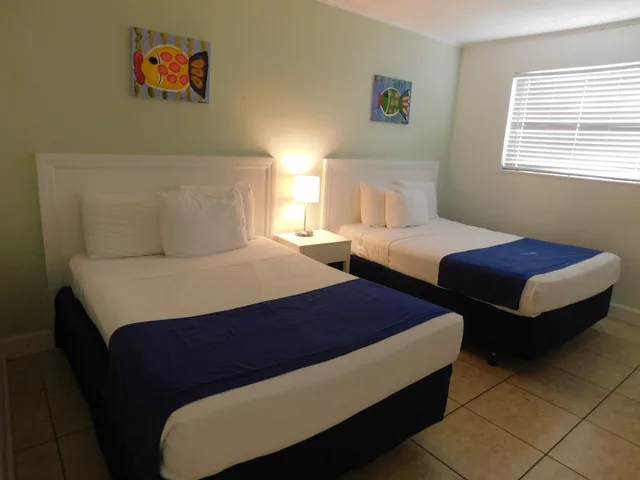 جناح بسريرين كوين بغرفة نوم واحدة مع أريكة، Kingsail Resort 1/3