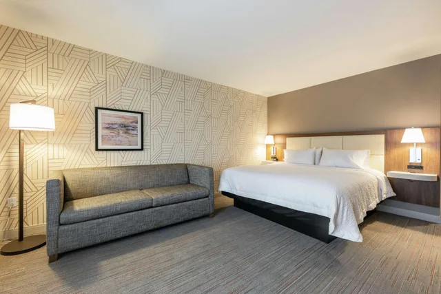 غرفة قياسية بسرير كينج مع أريكة، Hampton Inn and Suites Charlottetown 2/2