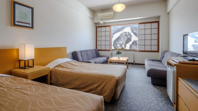 غرفة بسريرين منفصلين مع أريكة، Madarao Kogen Hotel 1/2