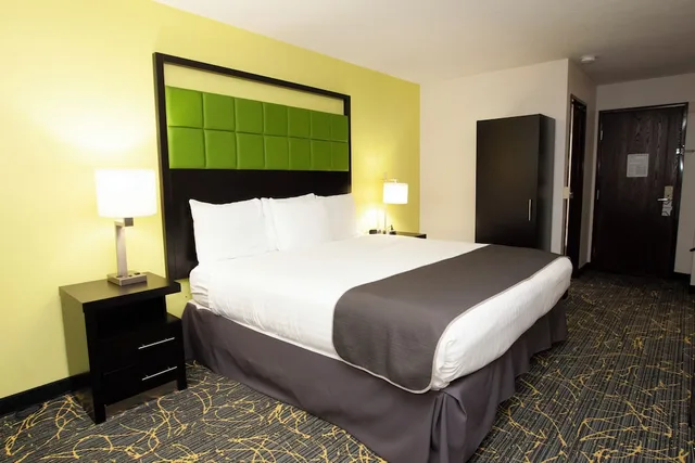 جناح ديلوكس بسرير كينج بحوض جاكوزي، AmericInn by Wyndham Delafield 1/10