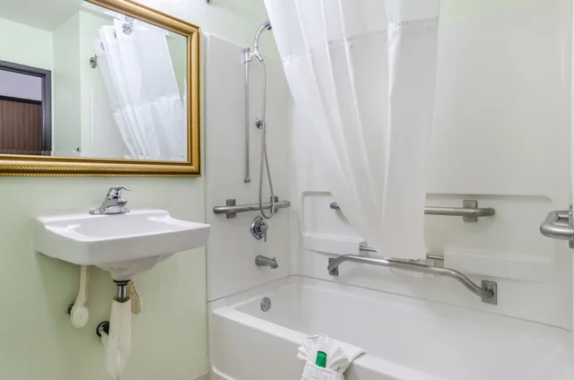 جناح بسرير كينج، GuestHouse Inn and Suites Cheyenne 5/6
