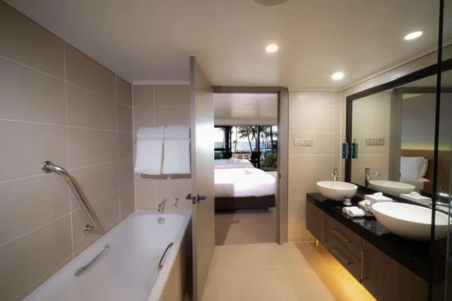 غرفة بسريرين كوين بحوض استحمام، DoubleTree Resort by Hilton Hotel Fiji - Sonaisali Island 4/5