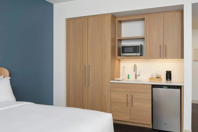 غرفة قياسية بسريرين كوين، Magnuson Hotel Lenox 2/3