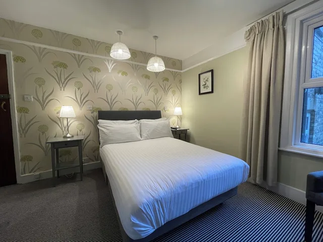 Room, Double Bed, Newton House 1/6
