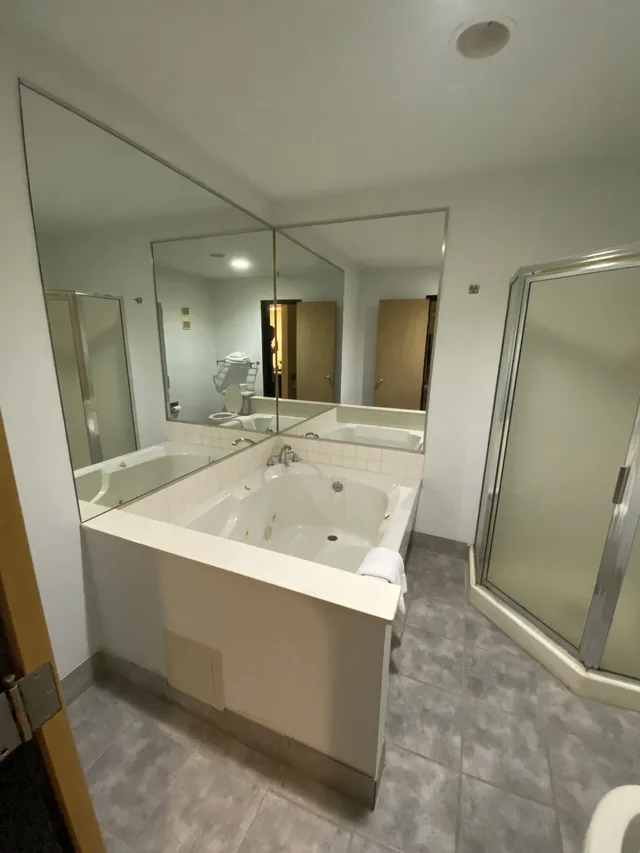 Studio, Suite, King Bed, Super 8 By Wyndham Metropolis 9/10