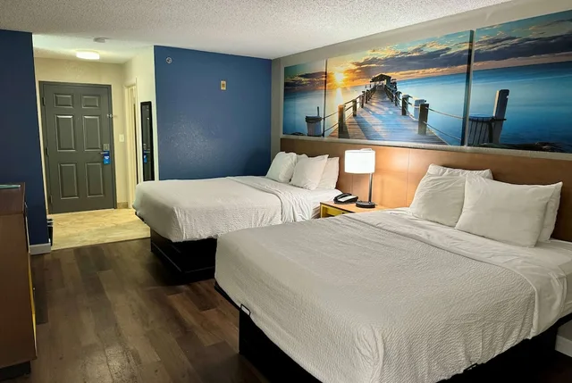 غرفة بسريرين كوين بحوض استحمام لذوي الإعاقة، Days Inn by Wyndham Sarasota I-75 1/7