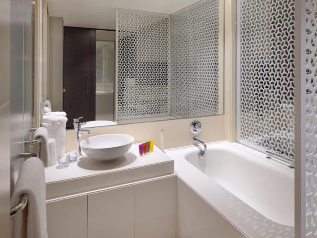 غرفة ديلوكس بسرير كينج بإطلالة على المسبح، Hotel Boulevard, Autograph Collection 2/2
