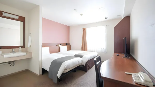 غرفة بسرير مزدوج وسرير فردي مع سرير إضافي للمدخنين، Vessel Hotel Kanda Kitakyushu Airport 2/2