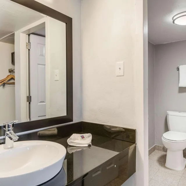 غرفة بسرير كينج لذوي الإعاقة، Motel6 Tucson, AZ- Downtown 5/7