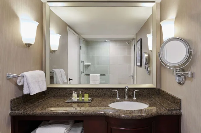 Suite, King Bed, Doubletree By Hilton Salt Lake City Airport Formerly Hilton Salt Lake City Airport 3/5