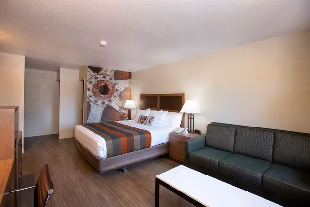 غرفة بسرير كينج مع أريكة، Best Western Sandman Hotel 2/6