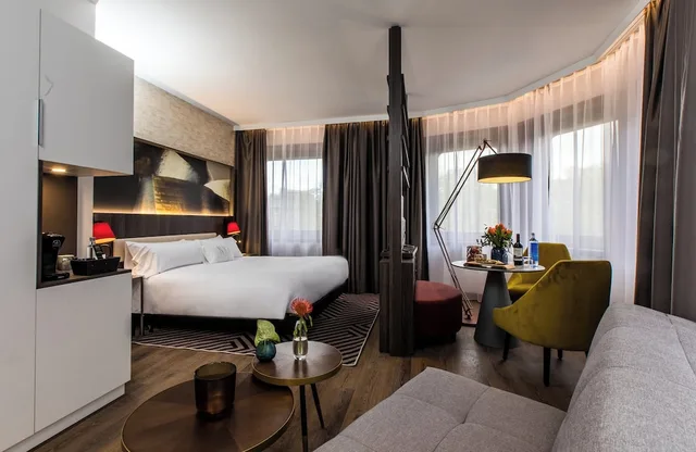 Space, Superior, Double Bed, City View, Sofa، NYX Hotel Bilbao by Leonardo Hotels 1/3