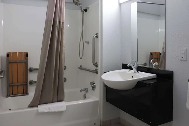 غرفة قياسية بسريرين مزدوجين، Motel6 Birmingham, AL 4/6