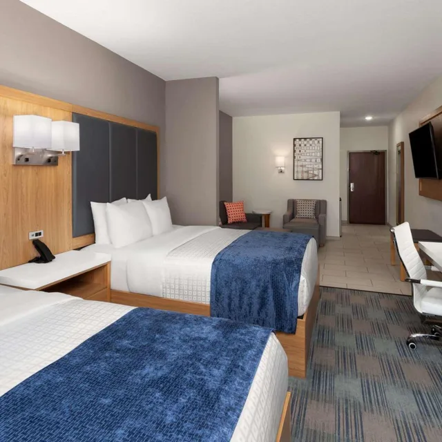 جناح بسرير كوين مع أريكة لذوي الإعاقة، La Quinta Inn & Suites by Wyndham Coralville Iowa City 1/2