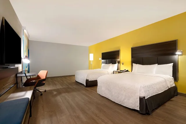 غرفة بسريرين كوين بشرفة بحوض استحمام لذوي الإعاقة، Tru by Hilton Galveston, TX 2/4