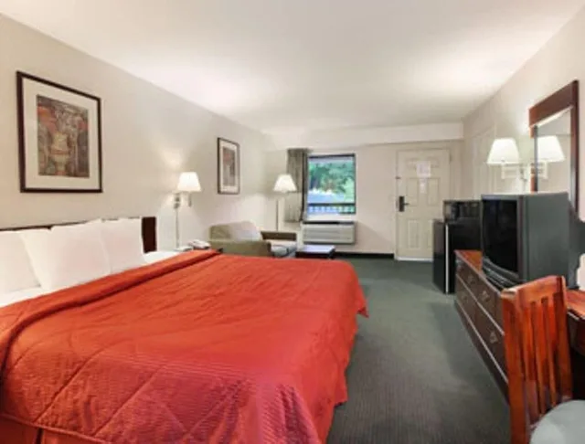 جناح بسرير كينج بغرفة نوم واحدة، Days Inn & Suites by Wyndham Columbia Airport 1/2