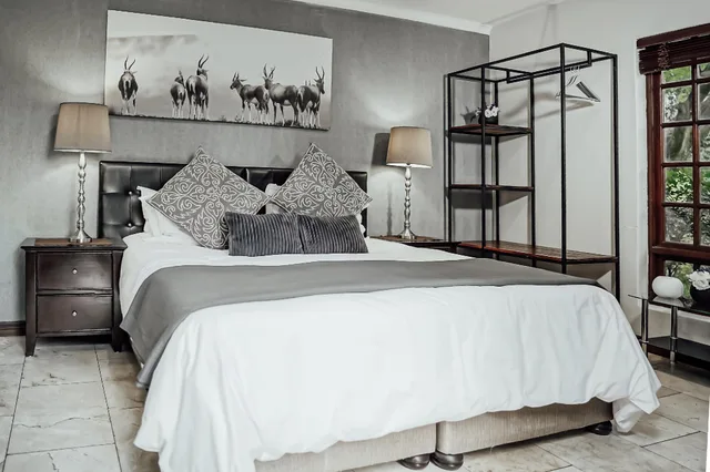 غرفة قياسية بسرير كينج، The Garden's Boutique Hotel 2/2