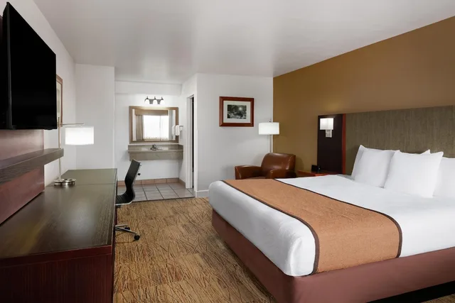 غرفة قياسية بسرير كينج، Best Western Discovery Inn 1/9