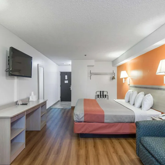 Deluxe, King Bed, Motel6 Lawrence, KS 1/8